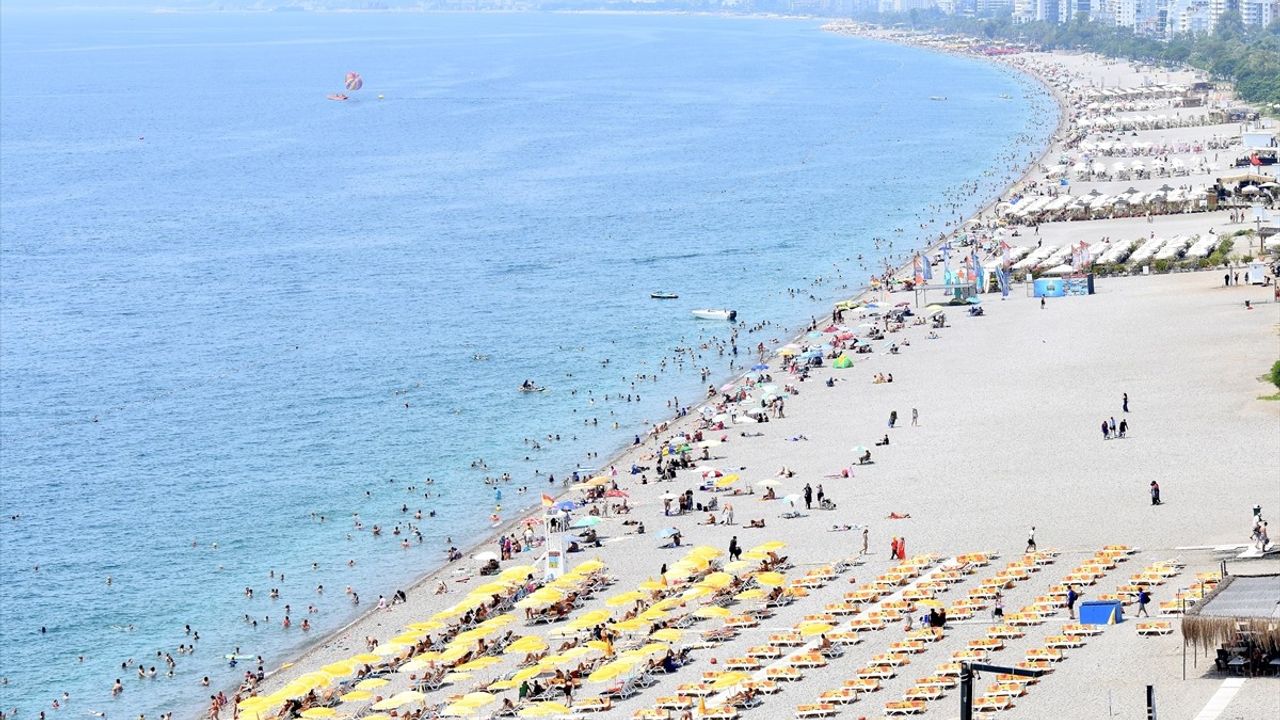 Antalya'da Sıcak Hava ve Yüksek Nem Sahilleri Doldurdu