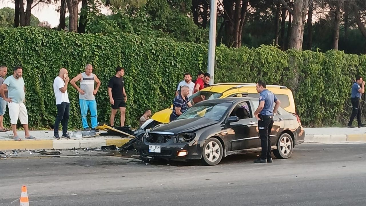 Antalya'da Turistlerin Yer Aldığı Trafik Kazası