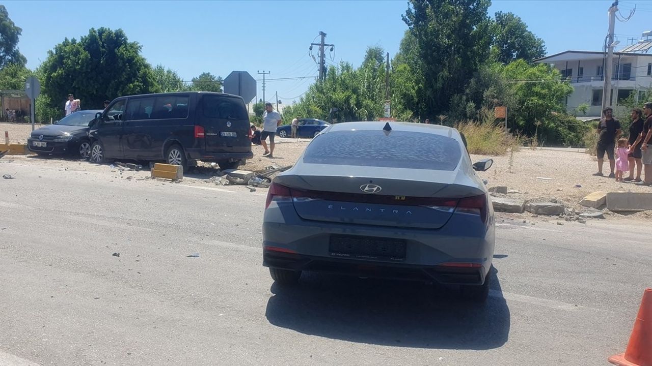 Antalya'da Üç Aracın Karıştığı Kazada Beş Yaralı