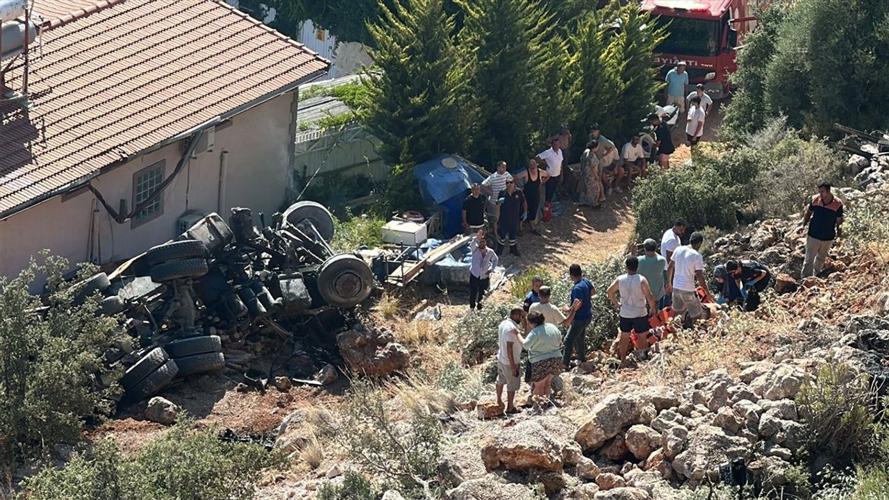 Antalya'da Uçuruma Devrilen Kamyonda İki Kişi Hayatını Kaybetti
