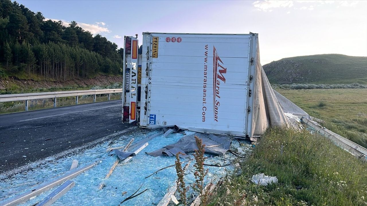 Ardahan'da Tır Devrildi: Sürücü Yaralandı