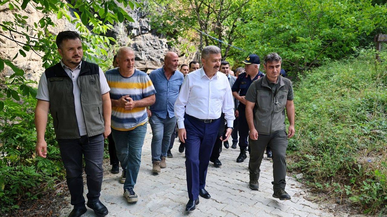 Artvin'de 5 Bin Kırmızı Benekli Alabalık Yavrusu Salındı