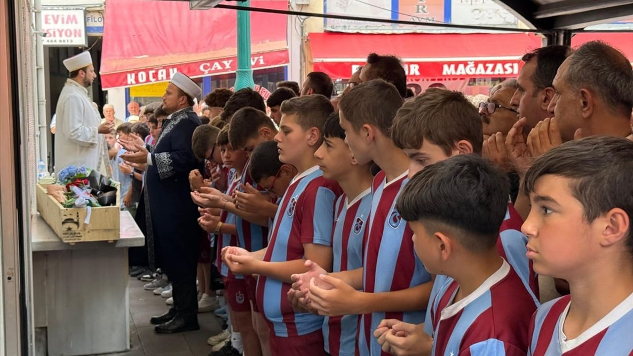 Artvin'de Kamyonet Çarpan Çocuk Hayatını Kaybetti