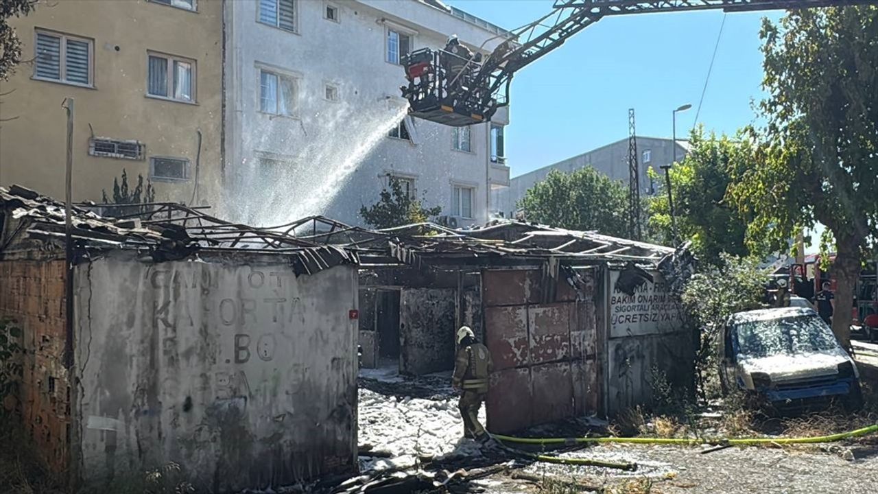 Avcılar'da İş Yerinde Yangın Çıktı