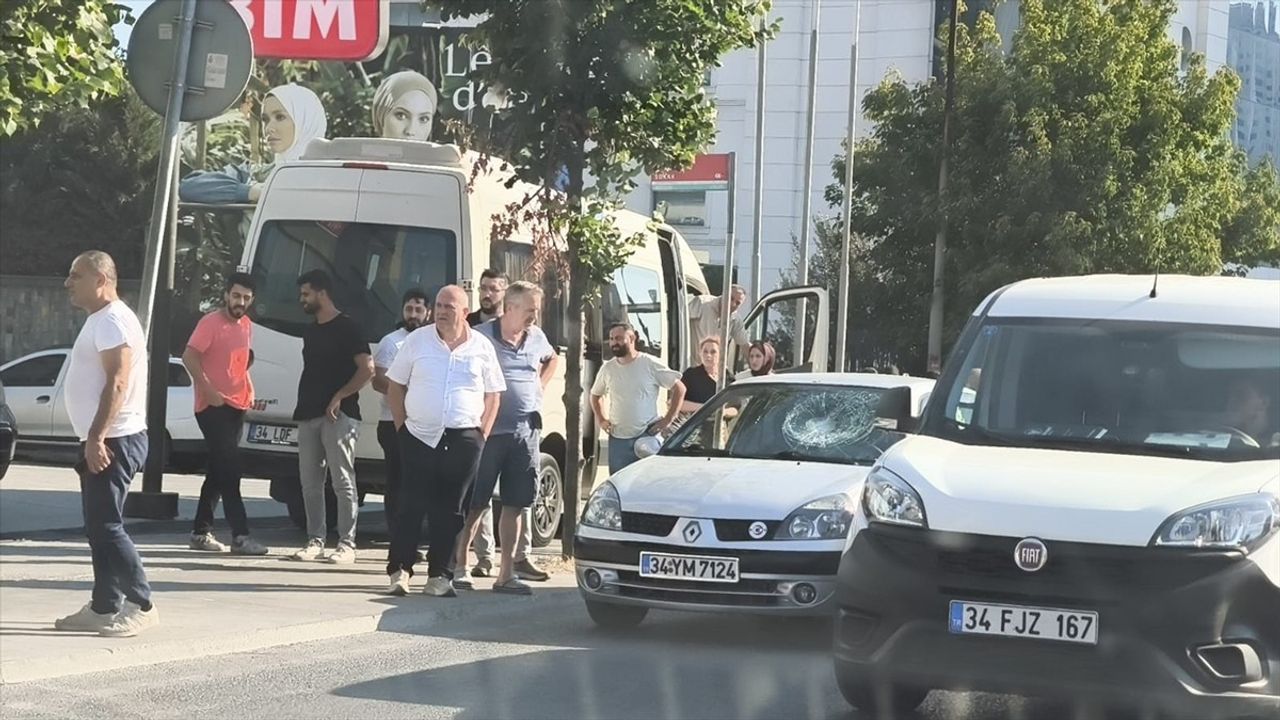 Bağcılar'da Motosikletlinin Kasklı Saldırısı Güvenlik Kamerasında