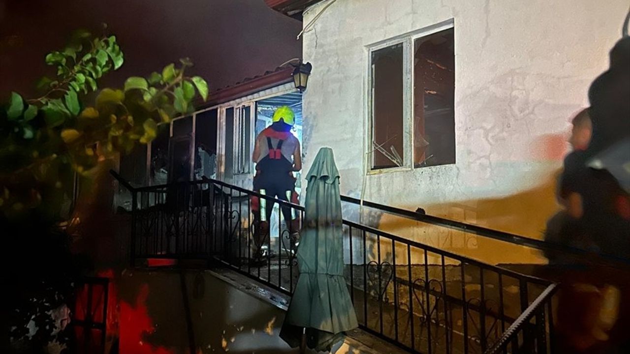 Balıkesir'de Hurdalıkta Yangın Kontrol Altına Alındı