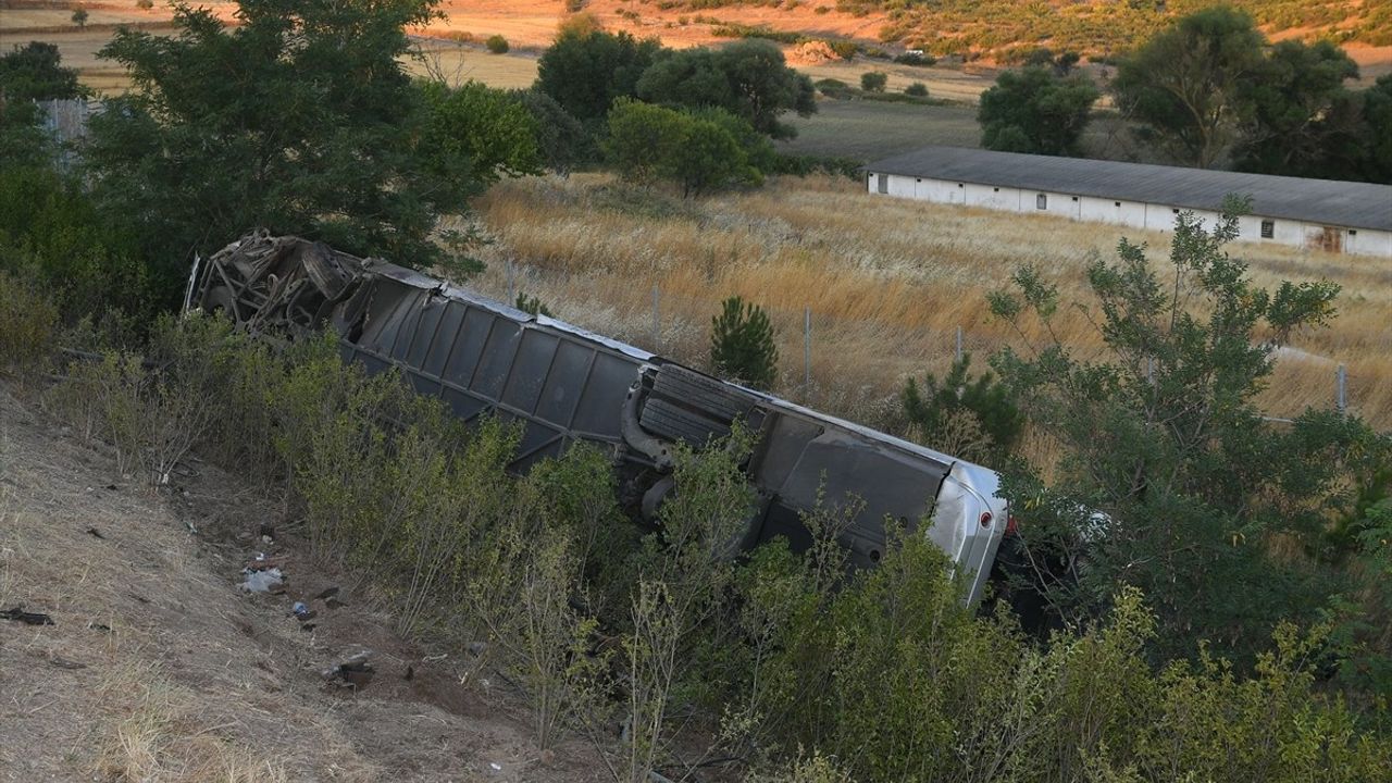 Balıkesir'de Yolcu Otobüsü Devrildi, 27 Yaralı