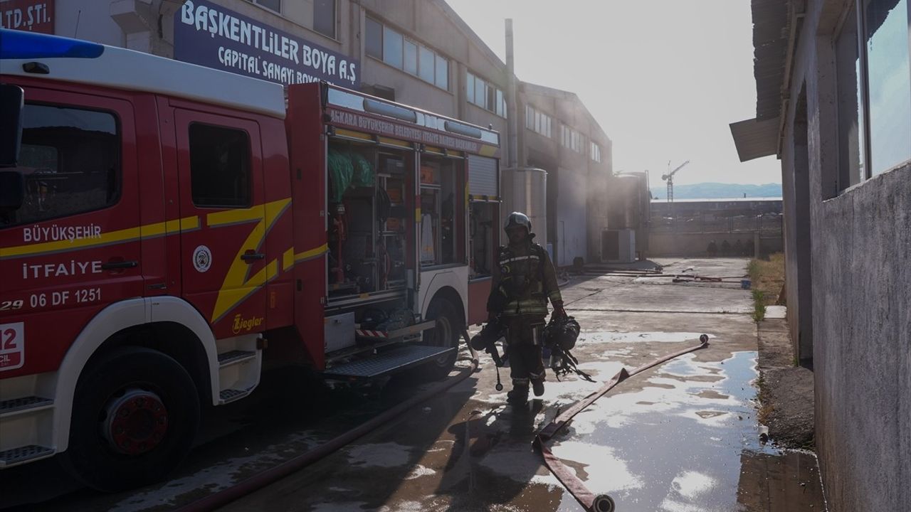 Başkentteki Boya Fabrikasında Yangın Kontrol Altına Alındı