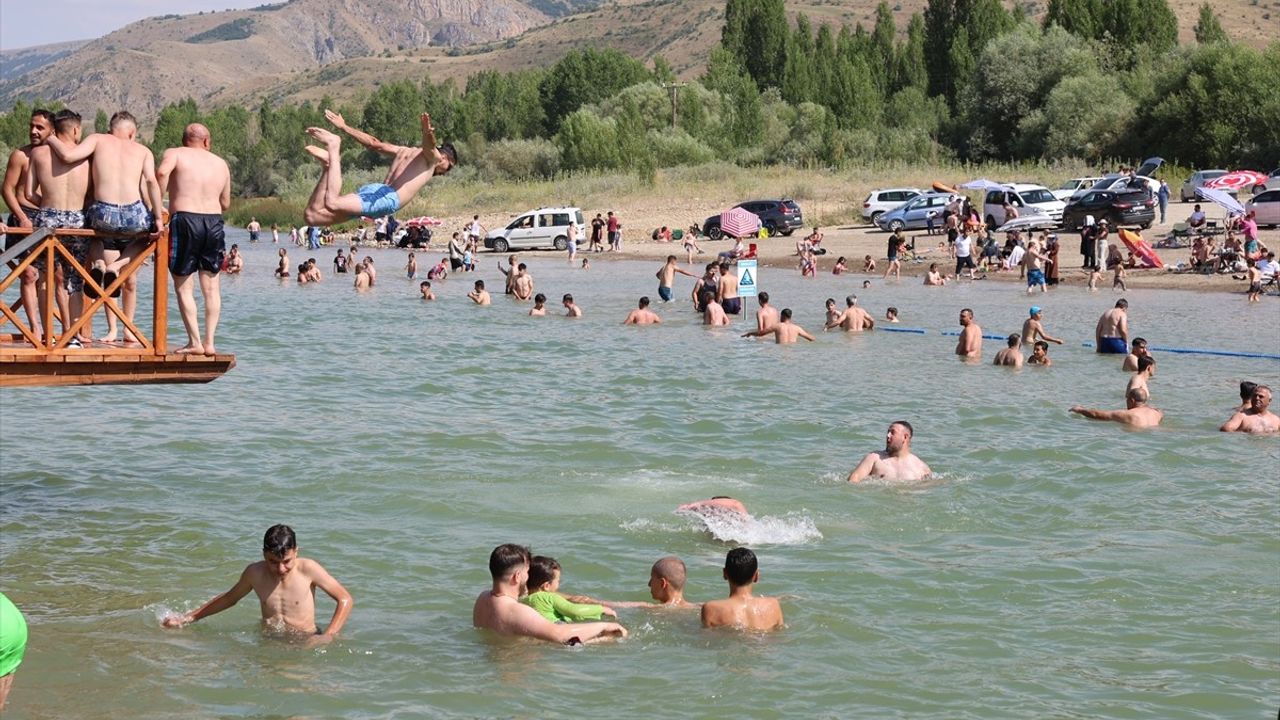 Bayburt'ta Sıcaklardan Kaçış: Çoruh Nehri'nde Serinleme