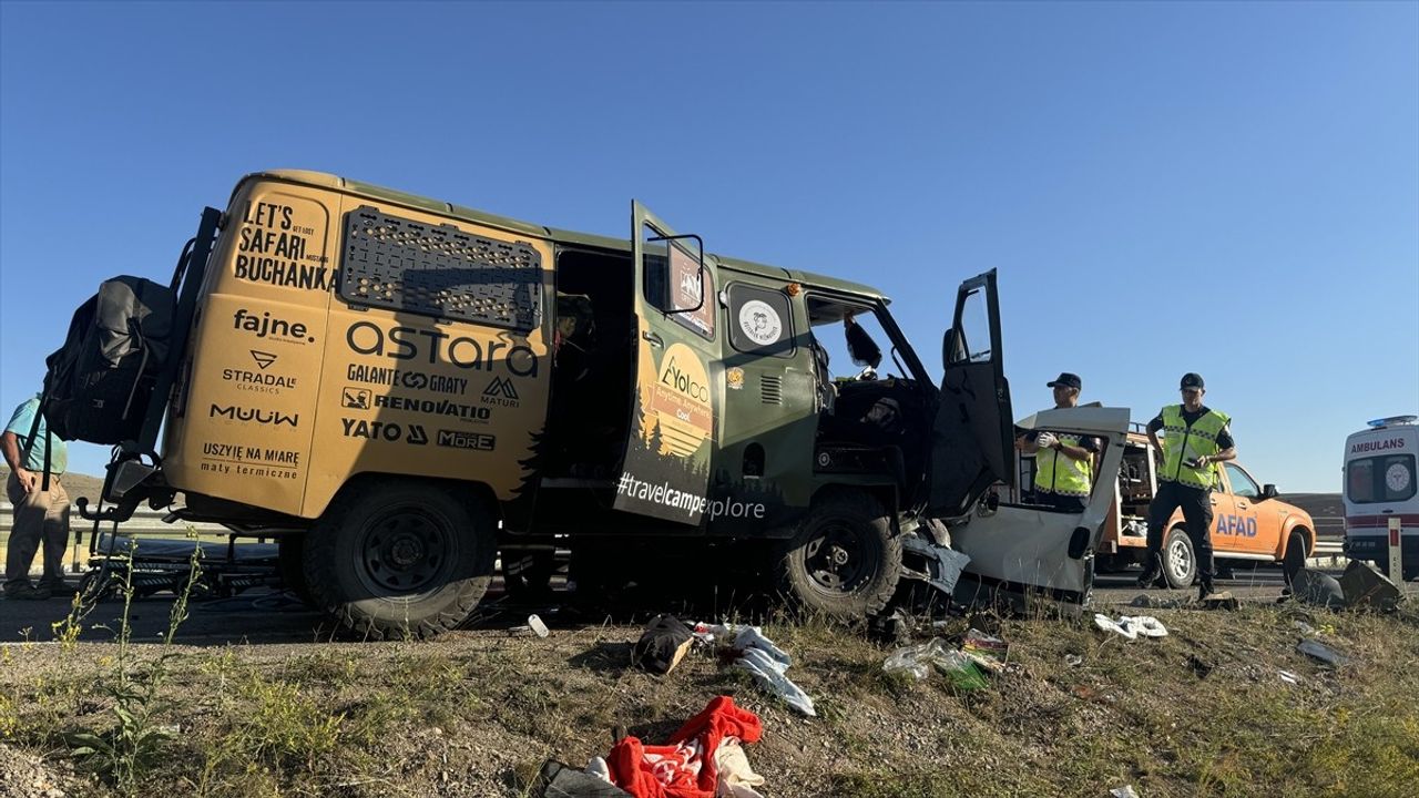 Bayburt'ta Trafik Kazası: 2 Ölü, 6 Yaralı