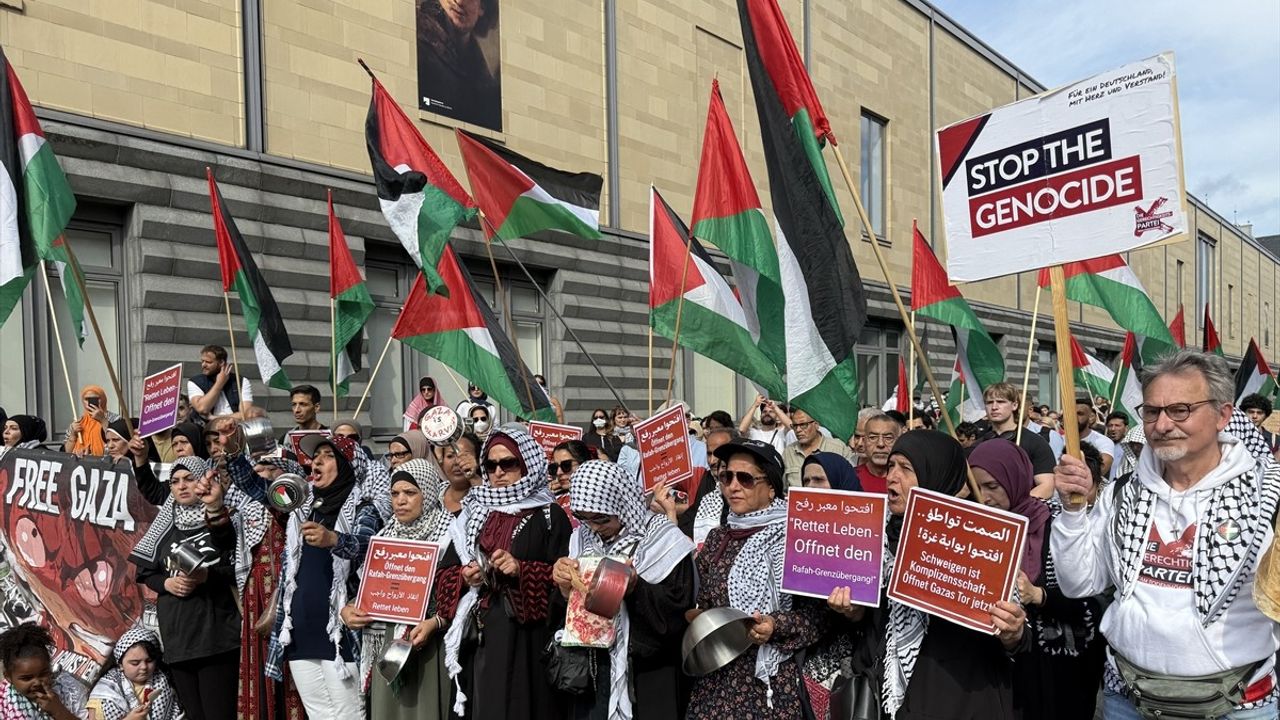 Berlin'de Gazze Açlık Krizi İçin Gösteri Düzenlendi