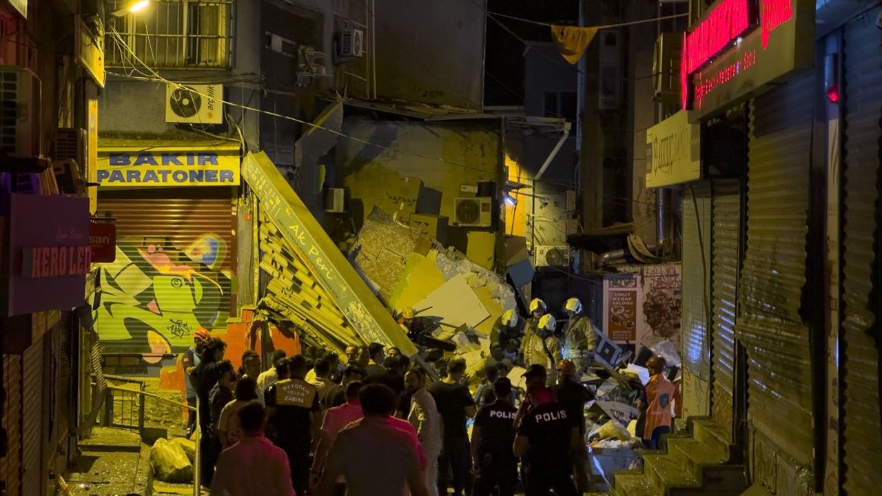 Beyoğlu'nda Patlama Sonrası Bina Çöktü