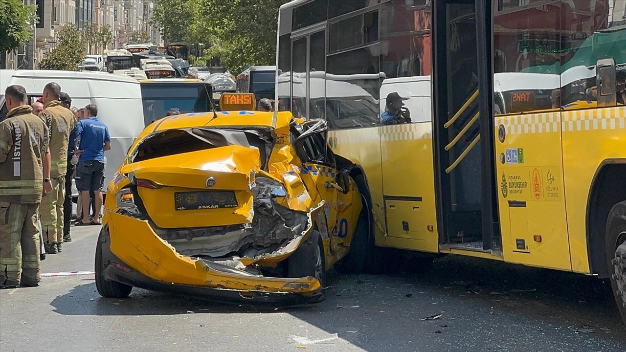 Beyoğlu'nda Zincirleme Trafik Kazası