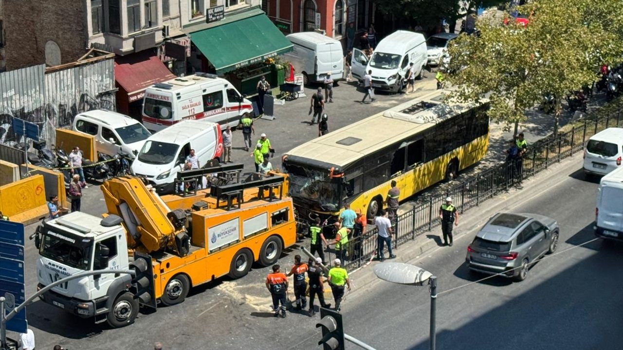 Beyoğlu'nda Zincirleme Trafik Kazası: 5 Yaralı