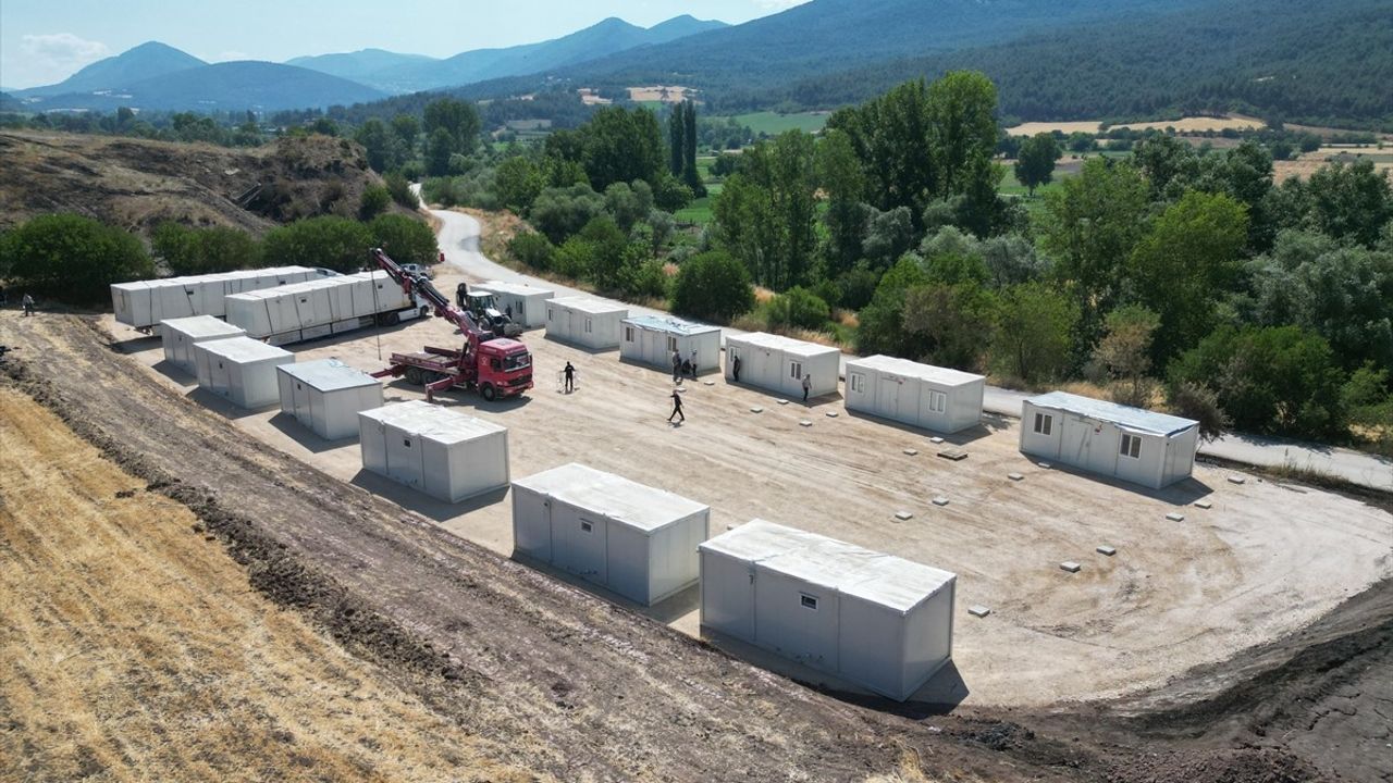 Bilecik'te Yangın Sonrası Konteyner Kurulumları Devam Ediyor