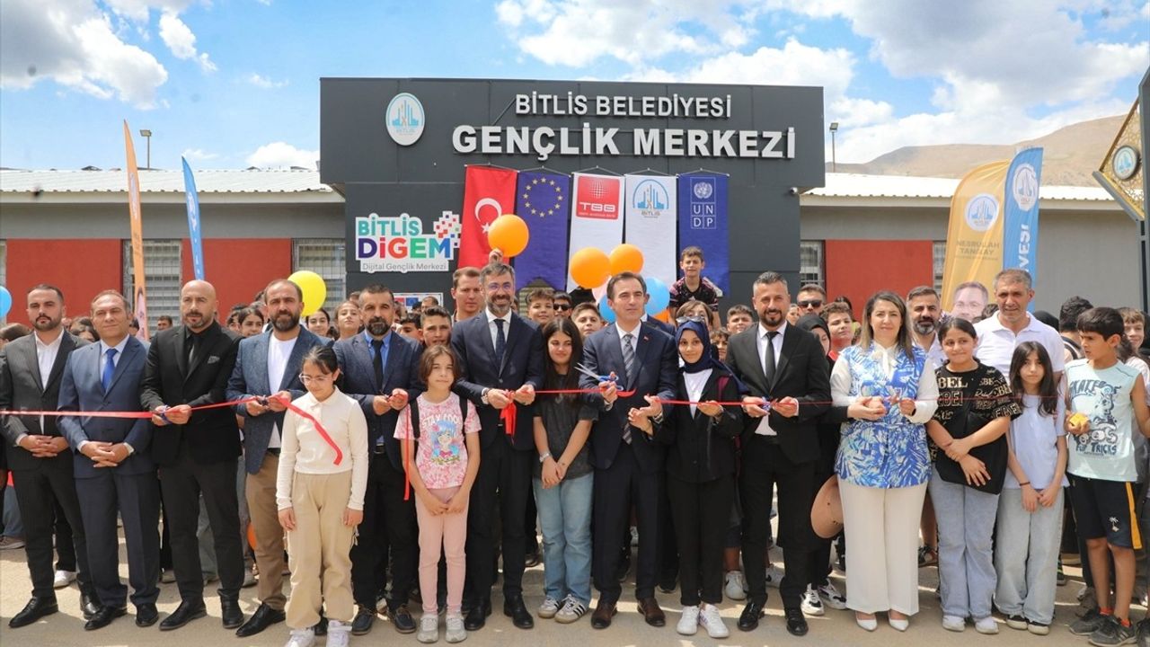 Bitlis'te Dijital Gençlik Merkezi Açıldı