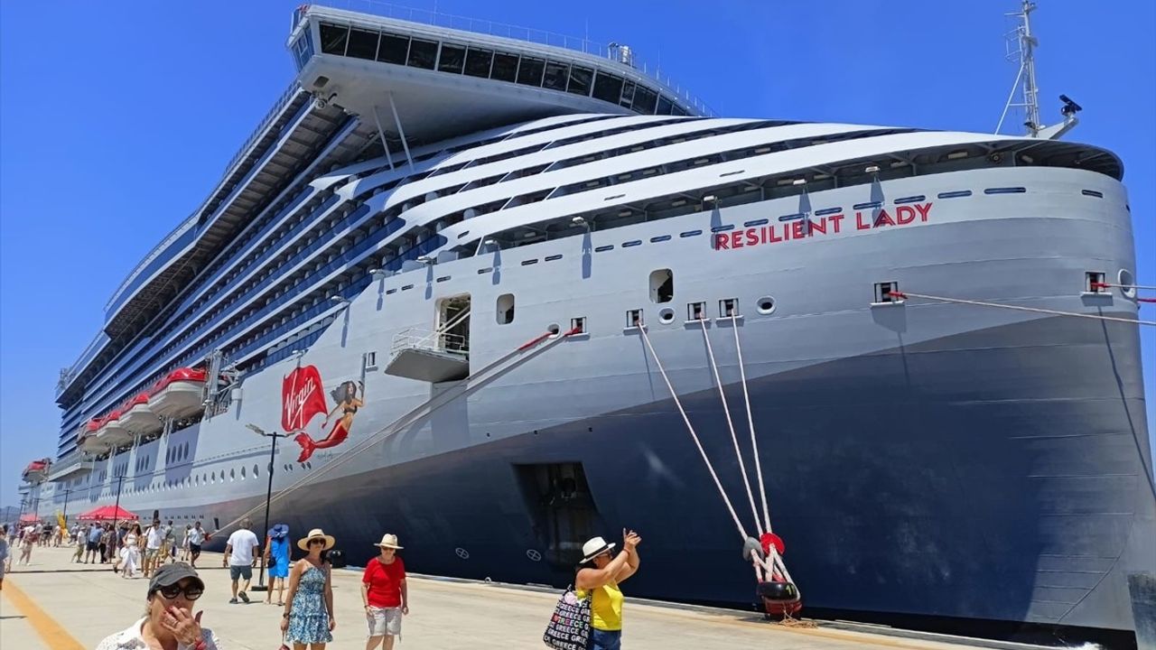 Bodrum'a Gelen 'Resilient Lady' Kruvaziyeri 2.606 Yolcuyla Limana Demirledi