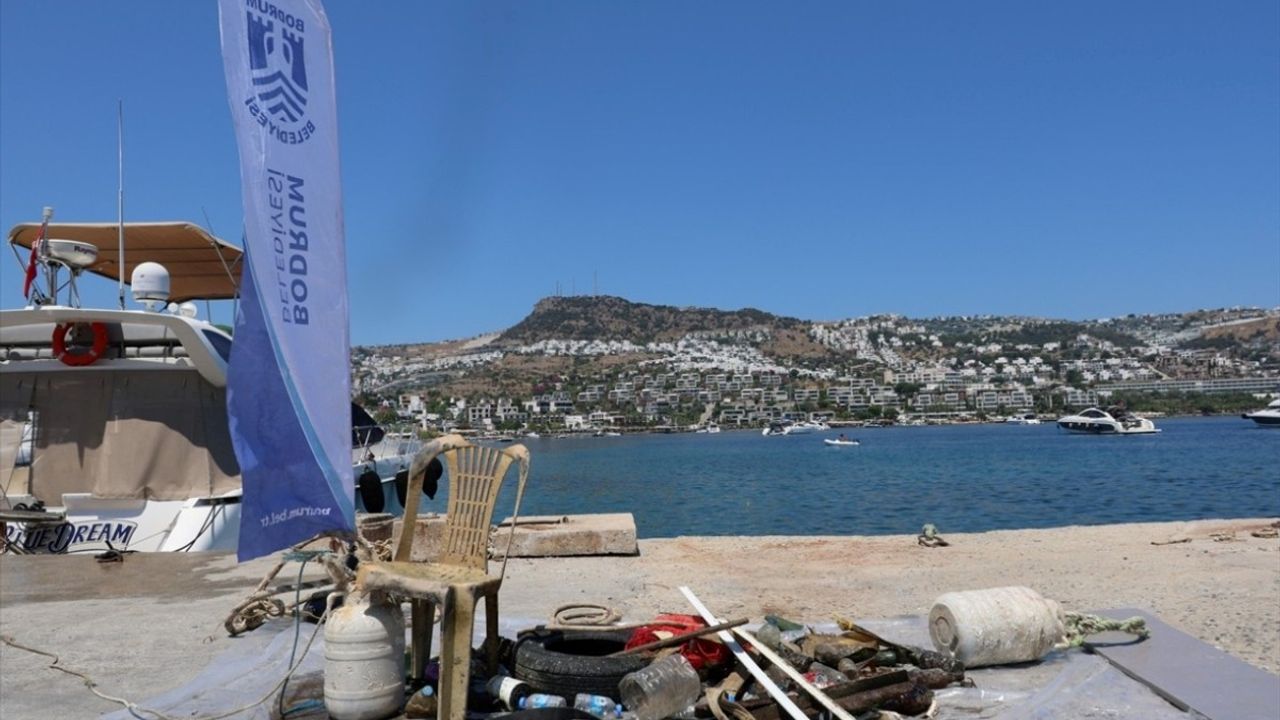 Bodrum'da Gönüllü Dalgıçlar Deniz Dibinden 168 Kilogram Atık Temizledi