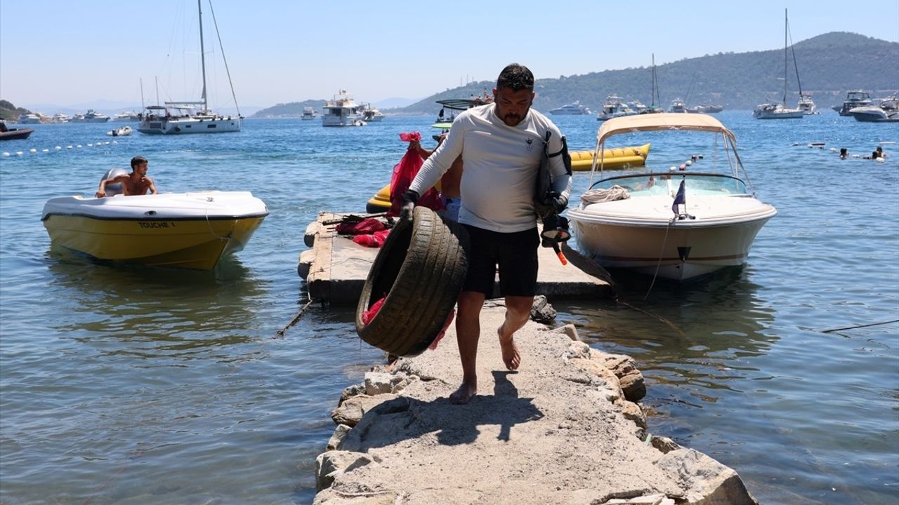 Bodrum'da Gönüllü Dalgıçlardan Çevre Temizliği