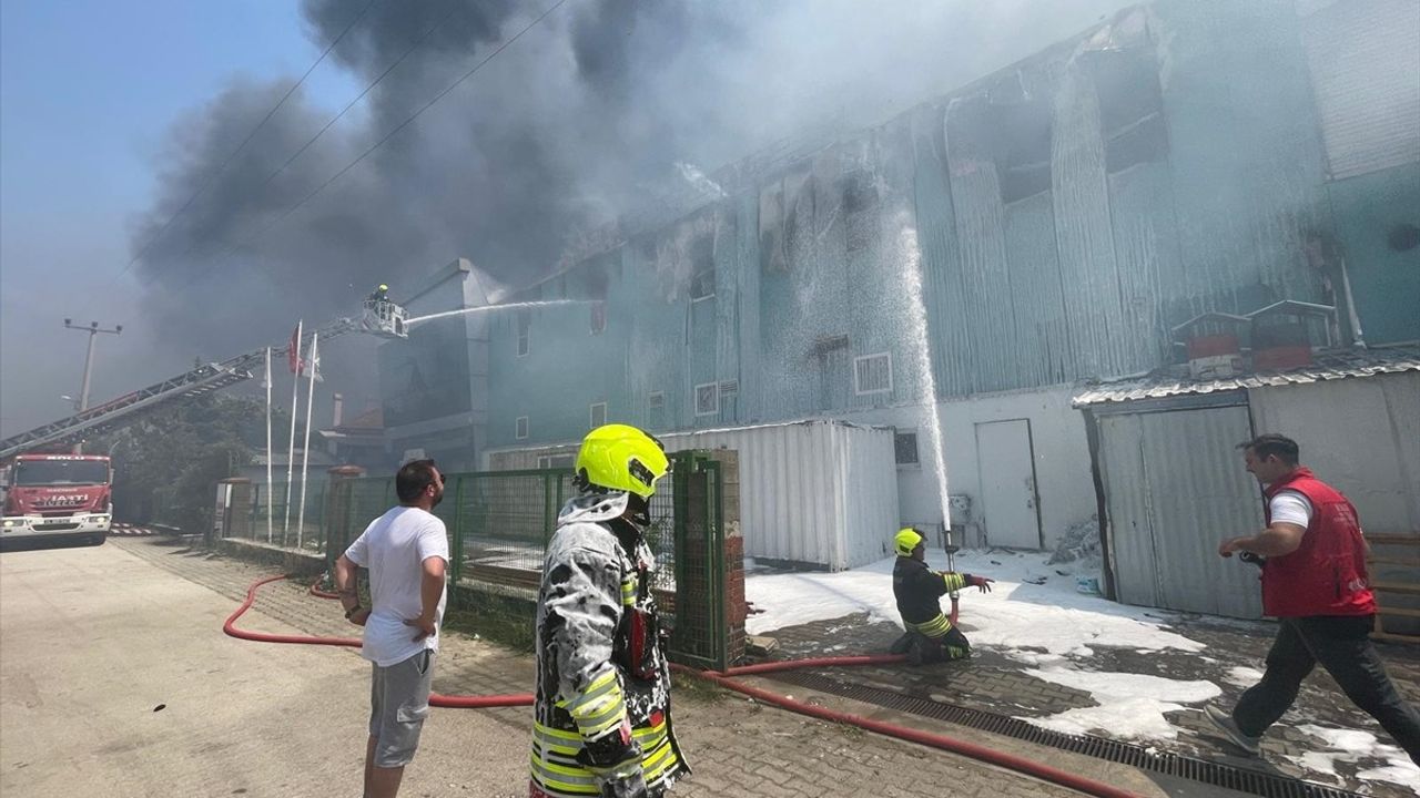 Bolu'daki Medikal Fabrikada Yangın Kontrol Altına Alındı