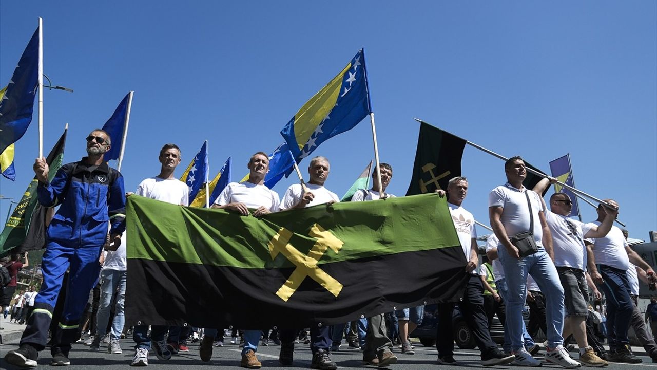 Bosna Hersek'te Madencilerin Maaş ve Emeklilik Talebine Yönelik Gösterisi
