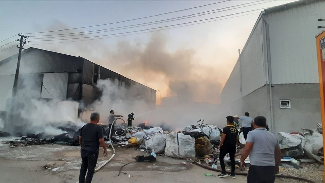 Bucak'ta Motosiklet Yangını İşletmeye Sıçradı