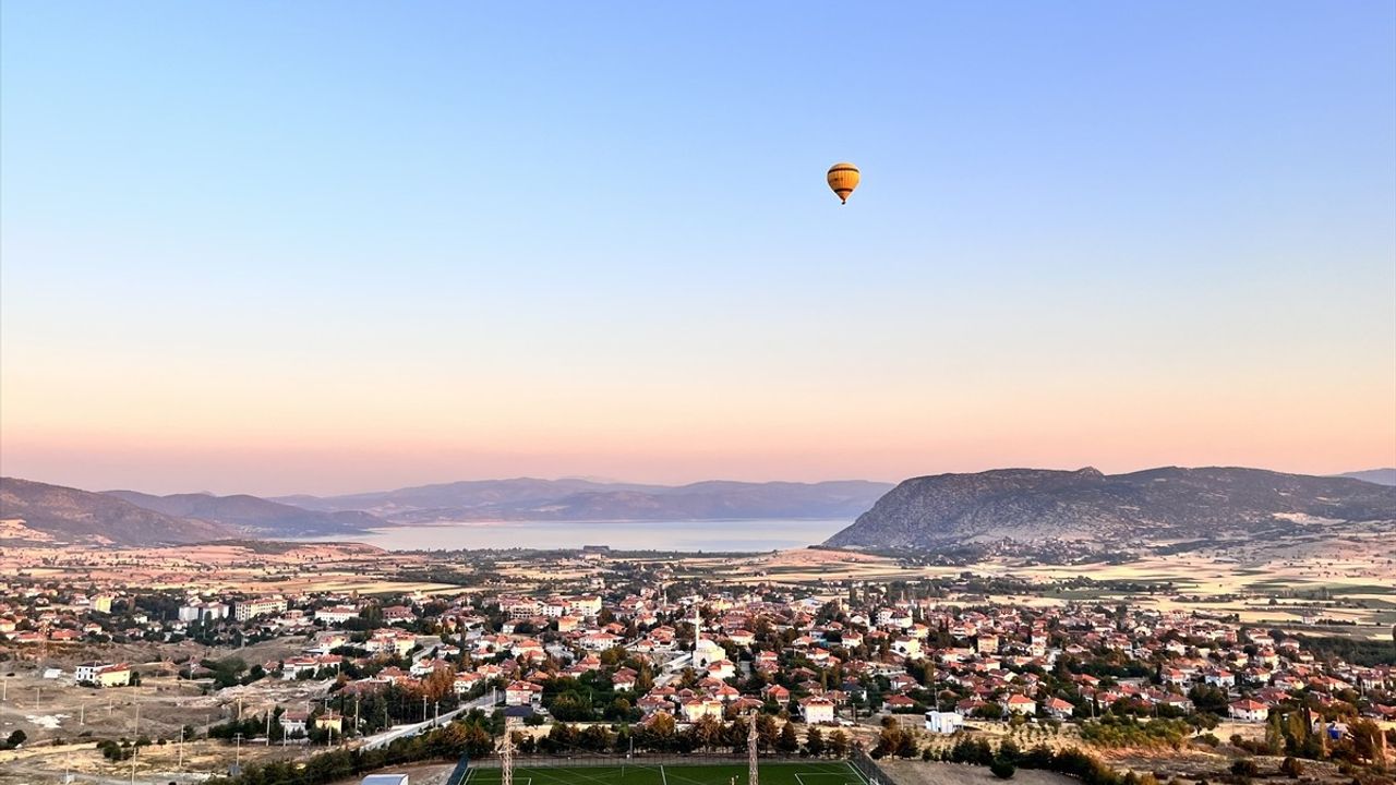 Burdur'da Sıcak Hava Balonları Salda Gölü Manzarasıyla Havalandı