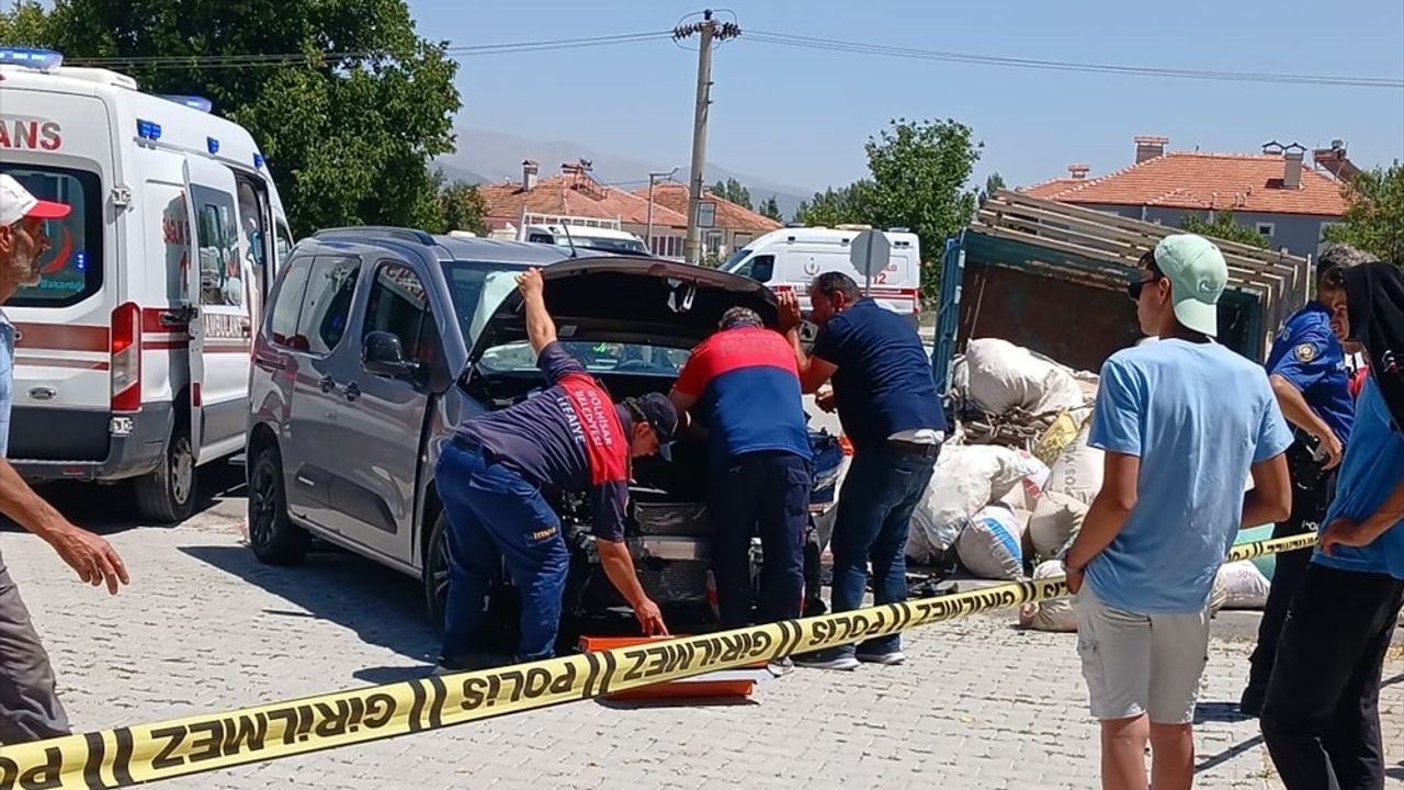 Burdur'da Traktör ve Hafif Ticari Araç Çarpıştı: 7 Yaralı