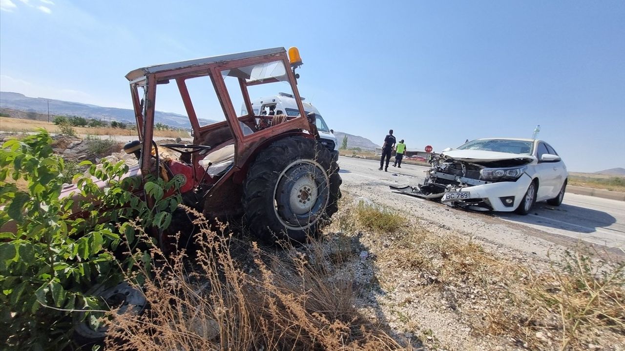 Burdur'da Traktör ve Otomobil Çarpışması: 5 Yaralı