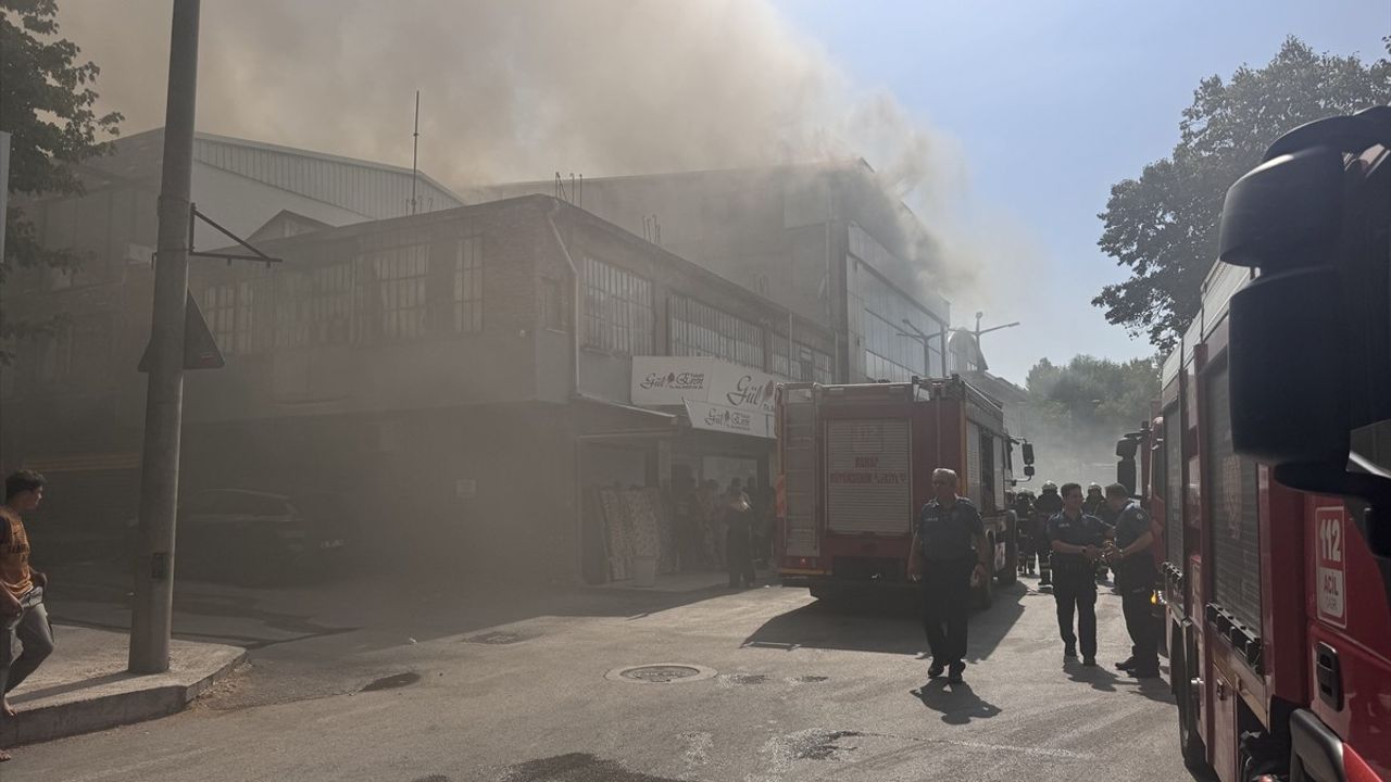 Bursa'da Tekstil Mağazasında Yangın Çıktı