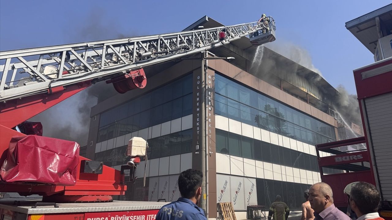 Bursa'da Tekstil Mağazasında Yangın Kontrol Altına Alındı