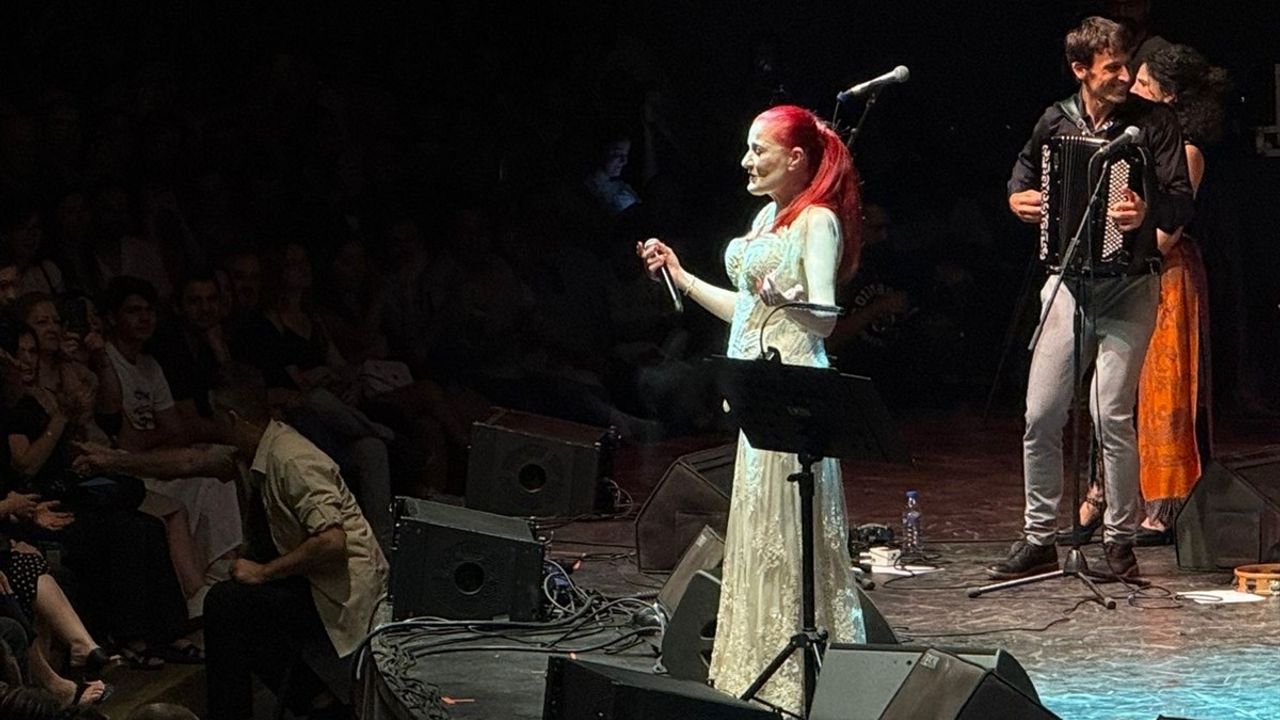 Candan Erçetin ve Barcelona Gipsy Klezmer Orkestrası Bursa'da Buluştu