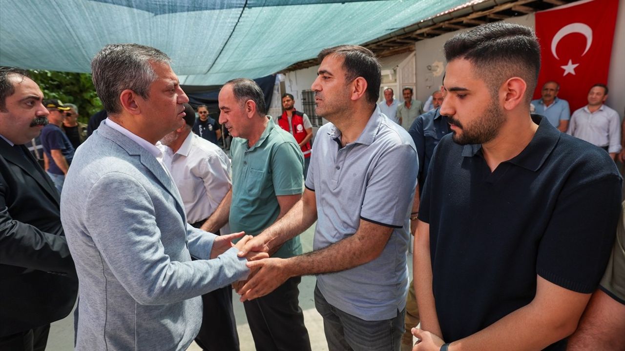 CHP Genel Başkanı Özel'den Şehit Ailesine Taziye Ziyareti
