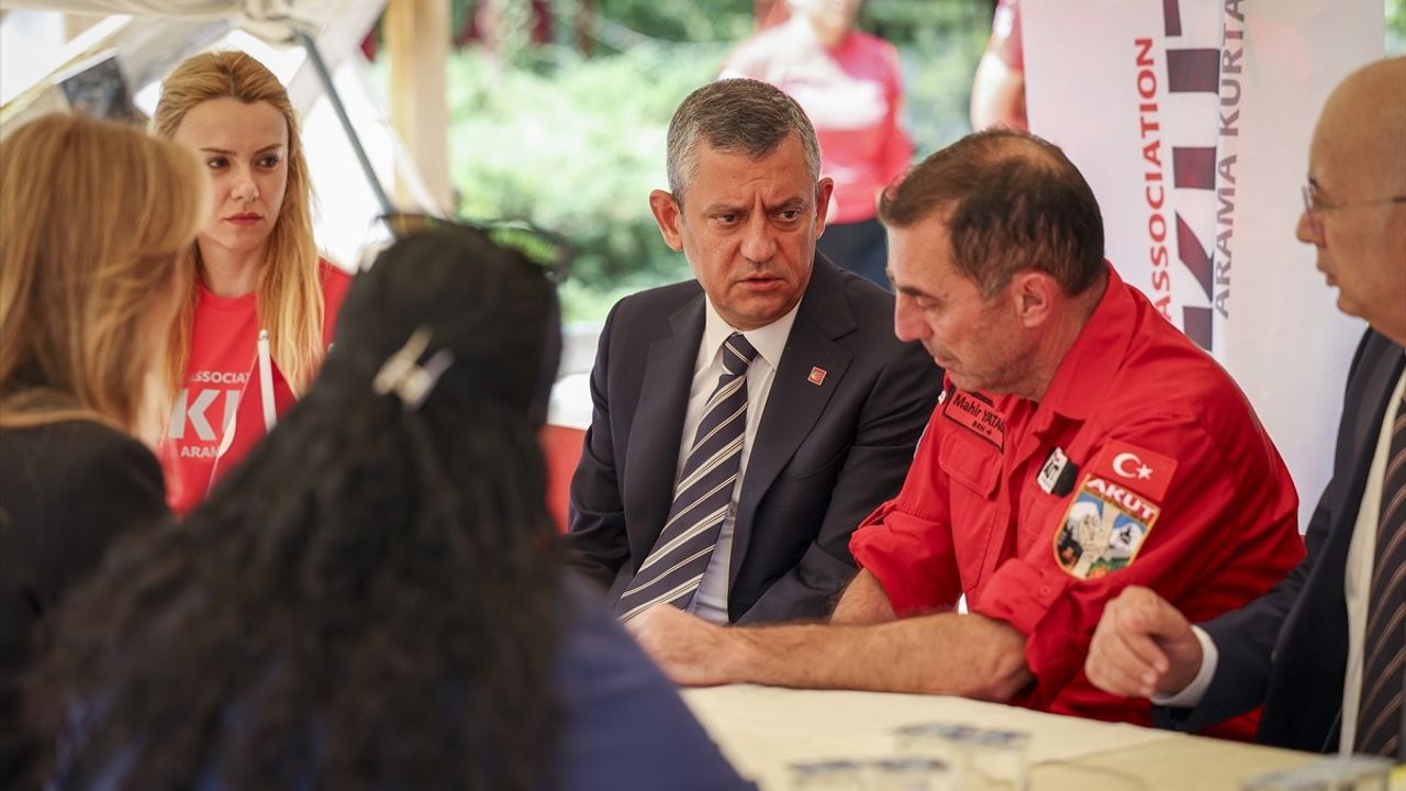 CHP Genel Başkanı Özgür Özel'den AKUT'a Taziye Ziyareti