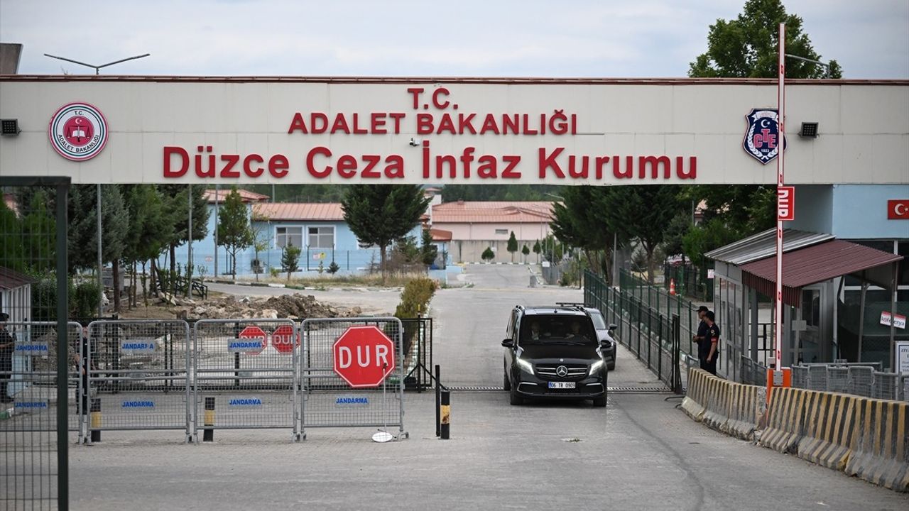 CHP Genel Başkanı Özgür Özel, İBB Medya AŞ Genel Müdürü Türker'i Cezaevinde Ziyaret Etti