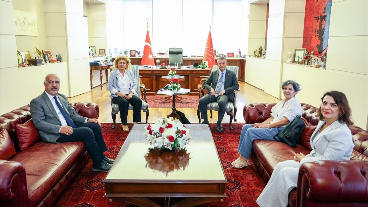 CHP Genel Başkanı Özgür Özel KESK Heyetini Ağırladı