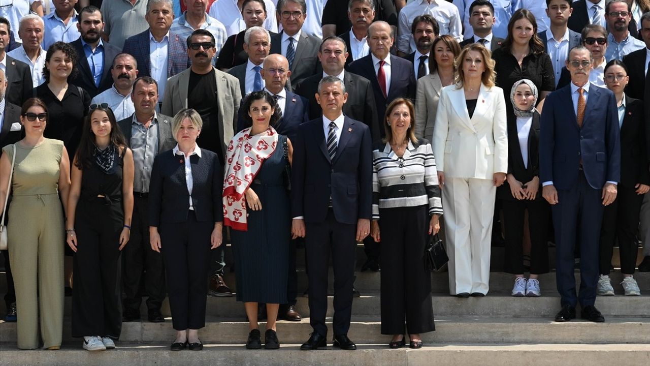 CHP Lideri Özgür Özel, Lozan'ın 102. Yılı İçin Anıtkabir'i Ziyaret Etti
