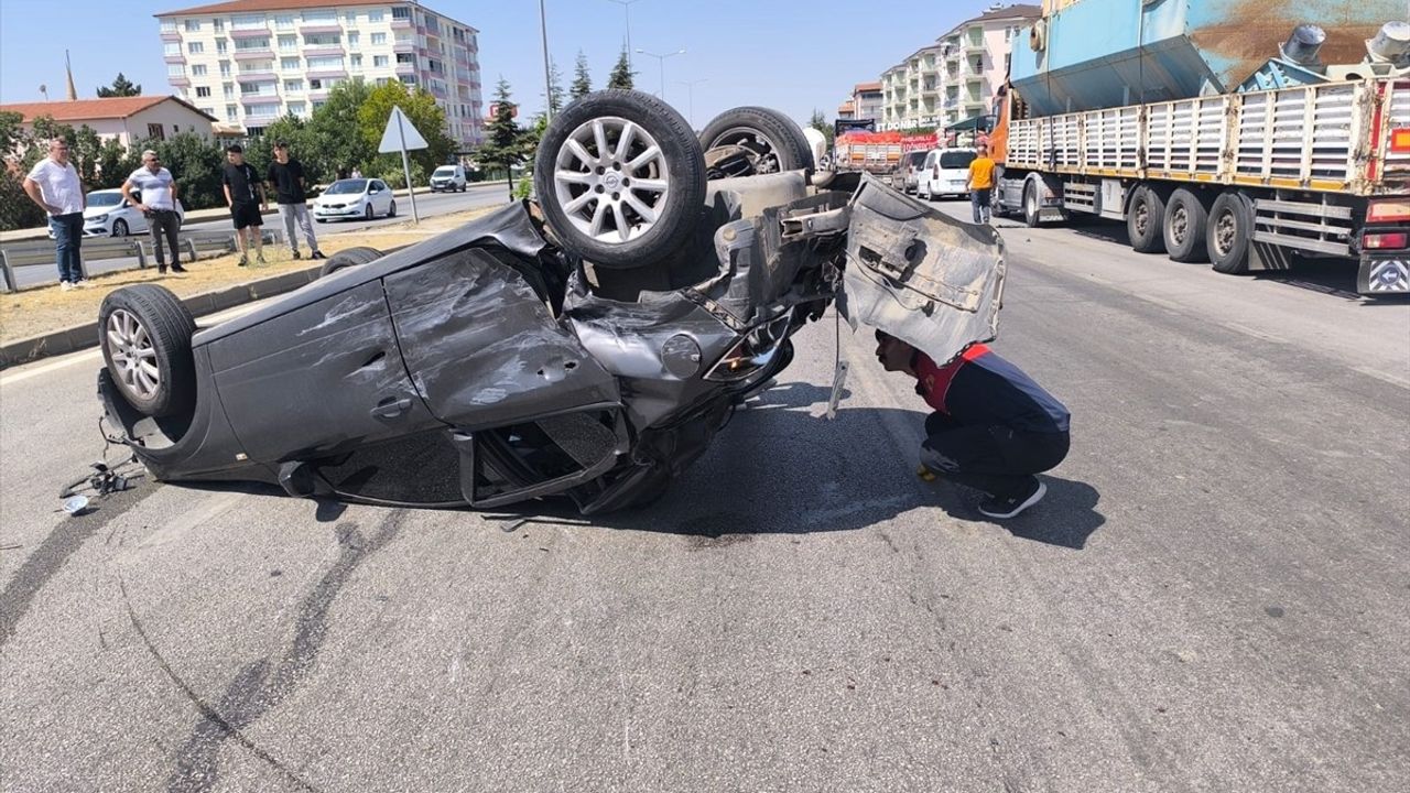 Çorum'da Üç Aracın Çarpıştığı Trafik Kazasında Altı Kişi Yaralandı
