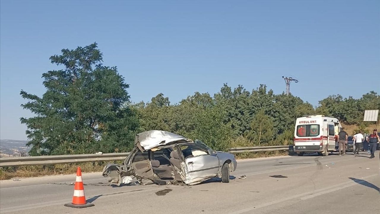 Çorum'da Yolcu Minibüsü ve Otomobil Çarpıştı: 11 Yaralı