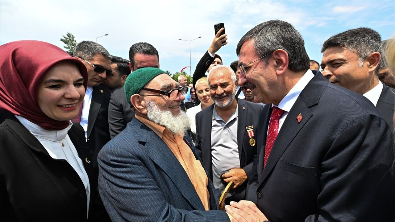 Cumhurbaşkanı Yardımcısı Cevdet Yılmaz, 15 Temmuz Şehitler Anıtı'na Çelenk Bıraktı