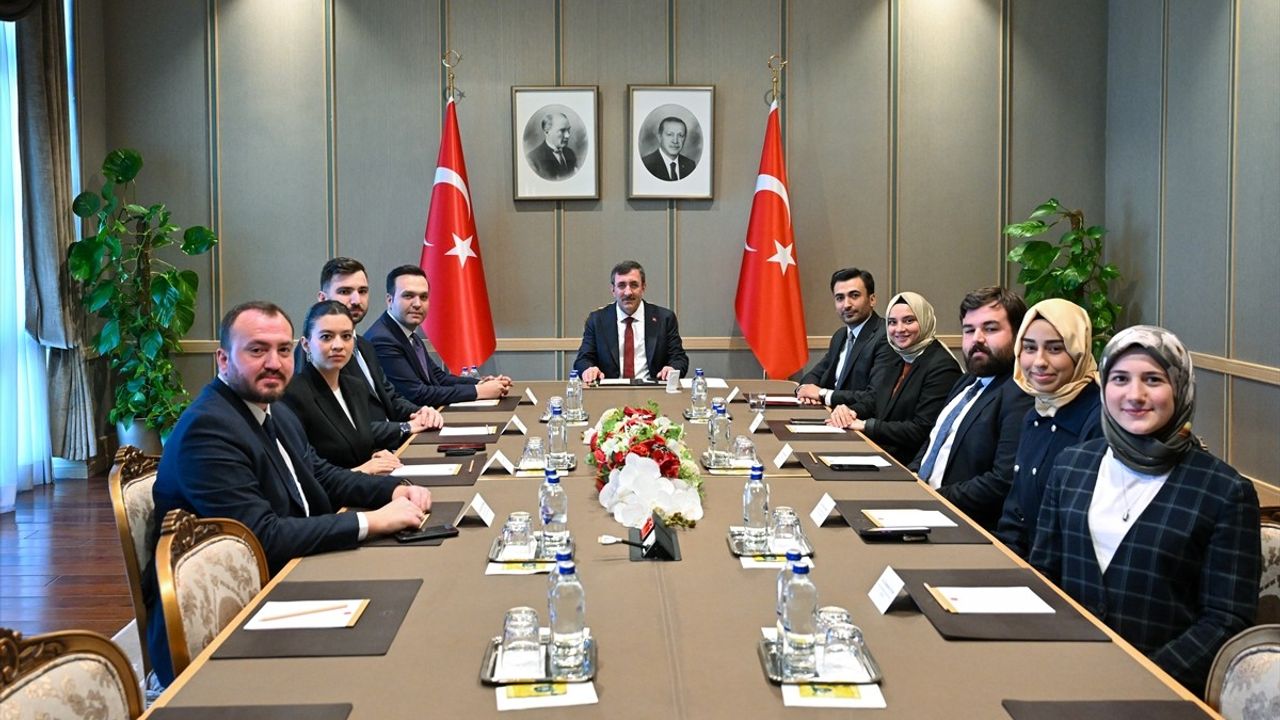 Cumhurbaşkanı Yardımcısı Cevdet Yılmaz, Gençlik Kolları Başkanı Yusuf İbiş'i Ağırladı