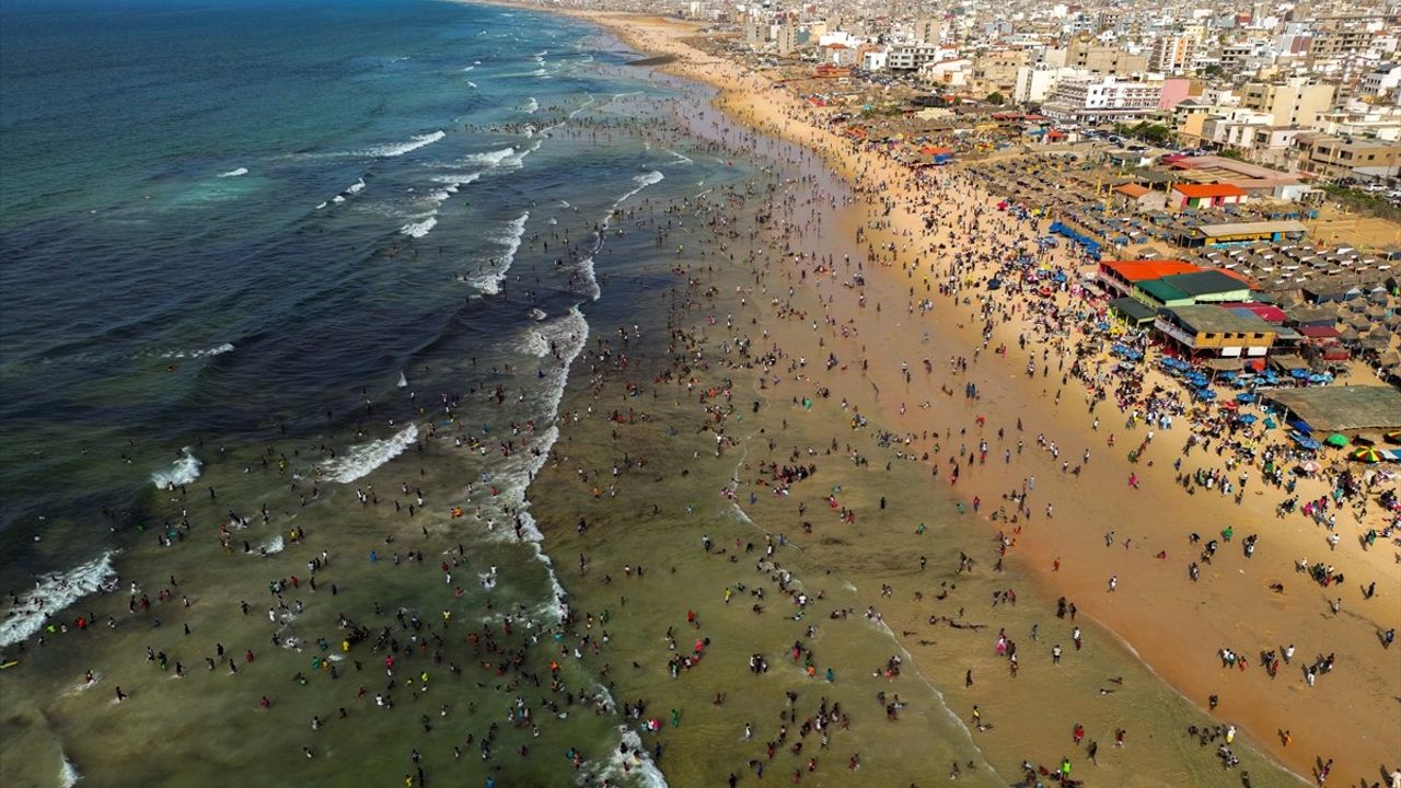 Dakar'da Yoff Plajı Sıcak Havada Dolup Taştı