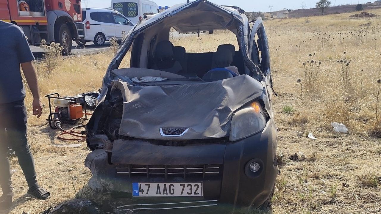 Dargeçit'te Hafif Ticari Araç Devrildi: 4 Yaralı