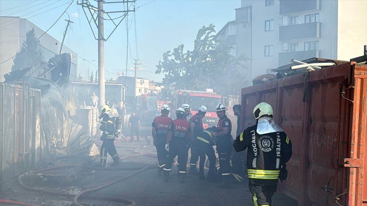 Darıca'da Hurda Deposunda Yangın Çıktı