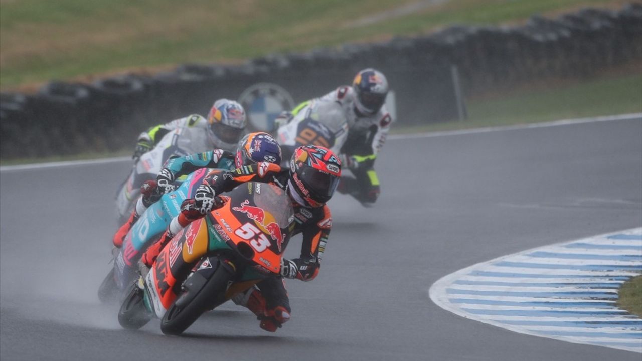 Deniz Öncü Almanya'da Moto2'yi Kazandı