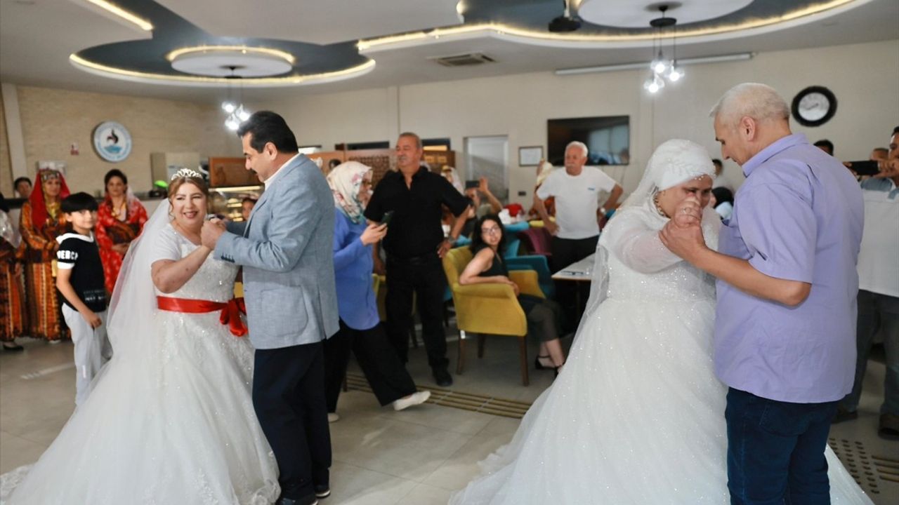 Denizli'de Down Sendromlu İki Genç Kızın Gelin Olma Hayali Gerçekleşti