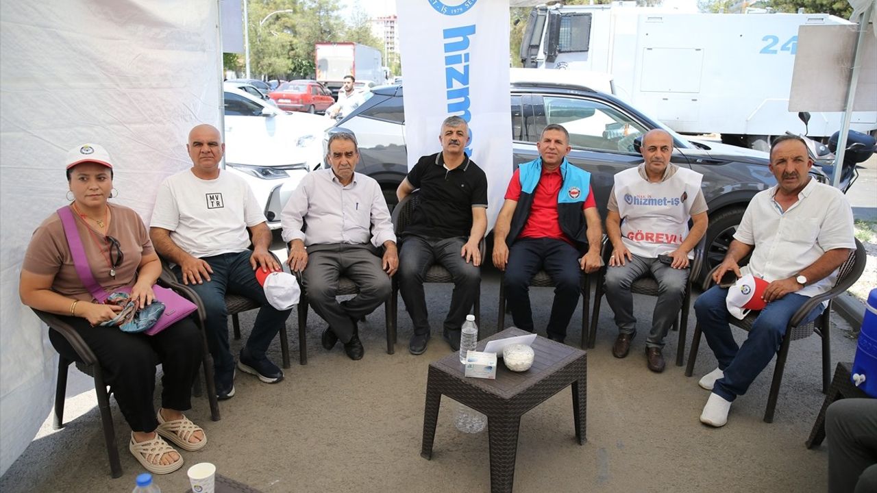 Diyarbakır'da İşten Çıkarılan İşçilerin Eylemi Sürüyor