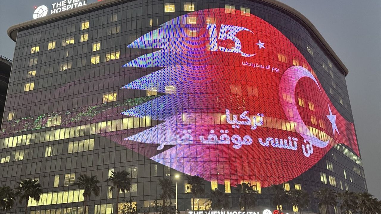 Doha'daki The View Hospital'da 15 Temmuz Anısına Bayrak Işıklendirmesi