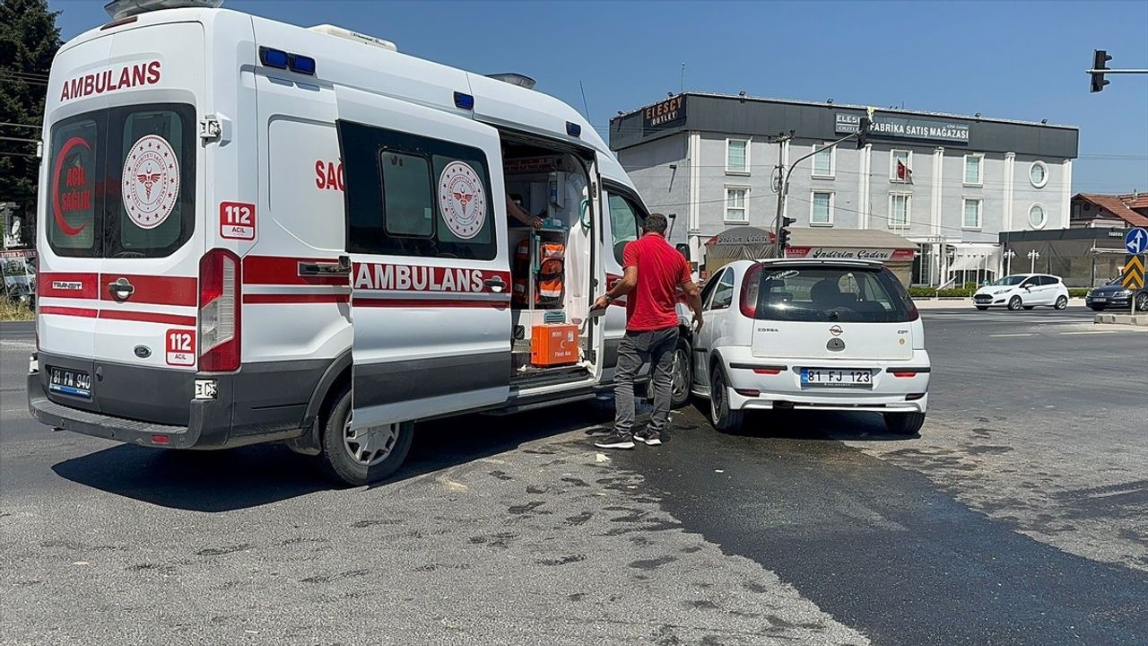 Düzce'de Ambulans ve Otomobil Çarpıştı: 2 Yaralı