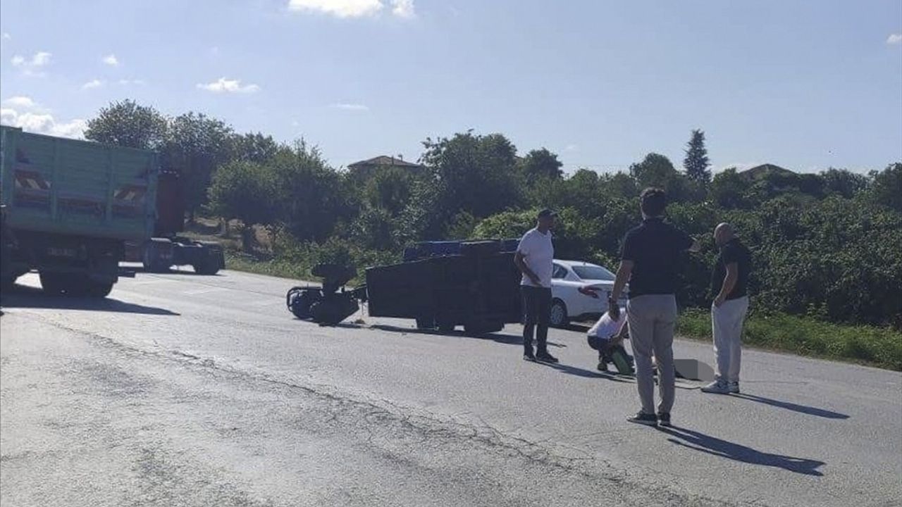 Düzce'de Kamyonla Çarpışan Tarım Aracının Sürücüsü Hayatını Kaybetti